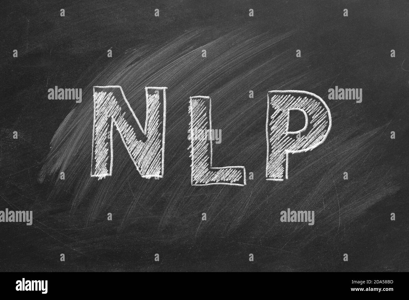NLP. Programmazione neuro-linguistica o elaborazione del linguaggio naturale. Scritta sulla lavagna Foto Stock