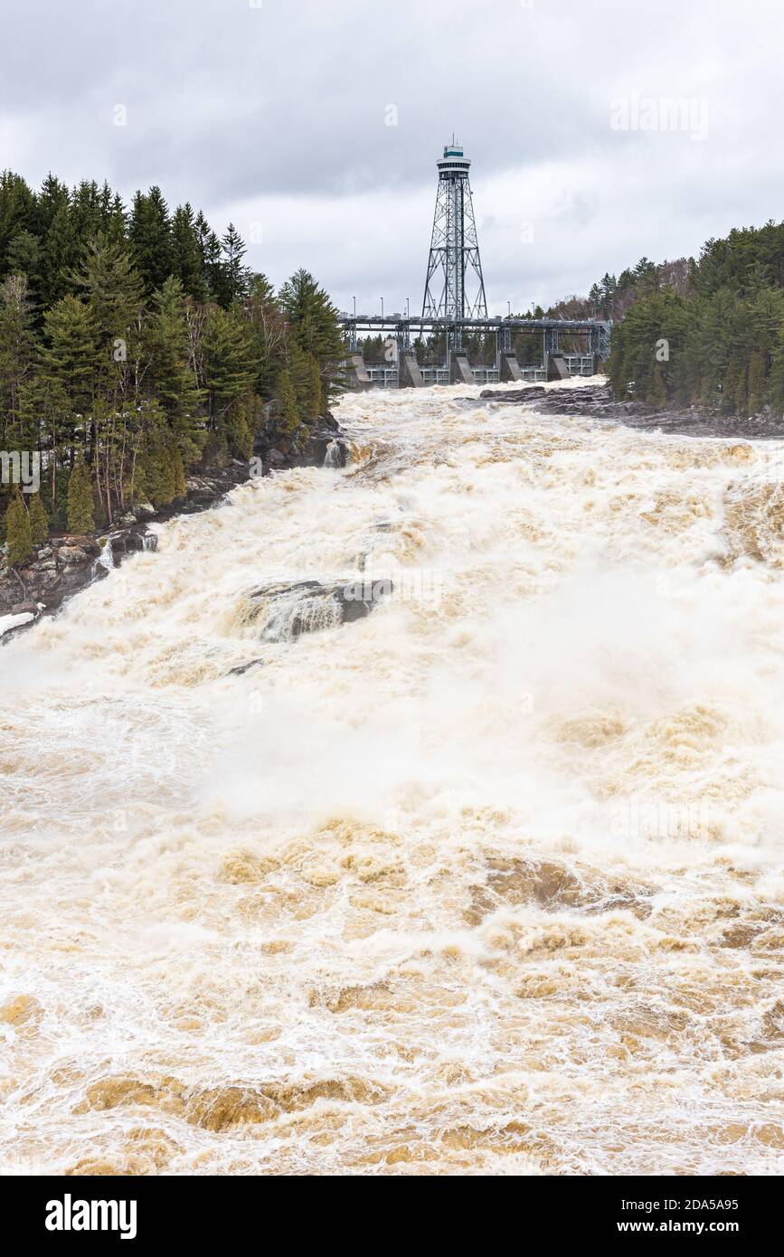Il fiume Saint-Maurice al buco del diavolo Shawinigan durante le inondazioni di primavera, Quebec, Canada. Foto Stock
