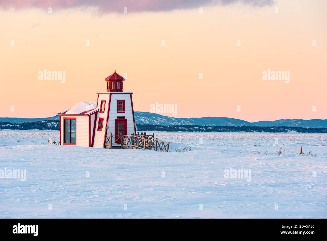 Vista invernale del piccolo faro di Saint-Andre-de-Kamouraska con ghiaccio sul fiume Saint-Lawrence, Quebec, Canada Foto Stock