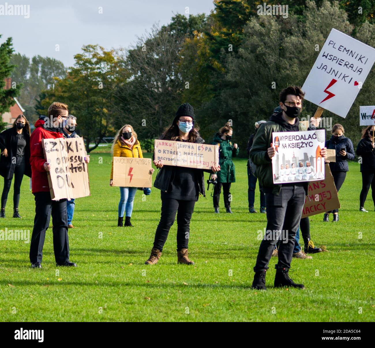 Oxford, Regno Unito - 1 novembre 2020: Protesta pro-scelta polacca nei Parchi universitari Oxford, donne e uomini che protestano pacificamente contro gli anti Foto Stock