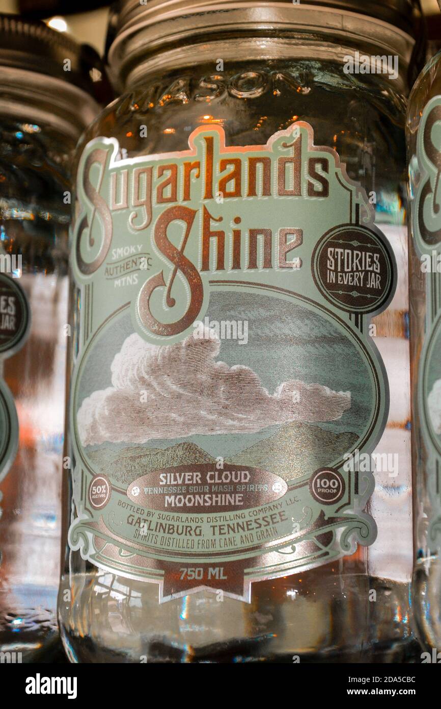 Primo piano di Mason Jar of Moonshine con etichetta per Sugarlands Shine, Silver Cloud, presso la distilleria Sugarlands, a Gatlinburg, TN, nella mounté Smoky Foto Stock