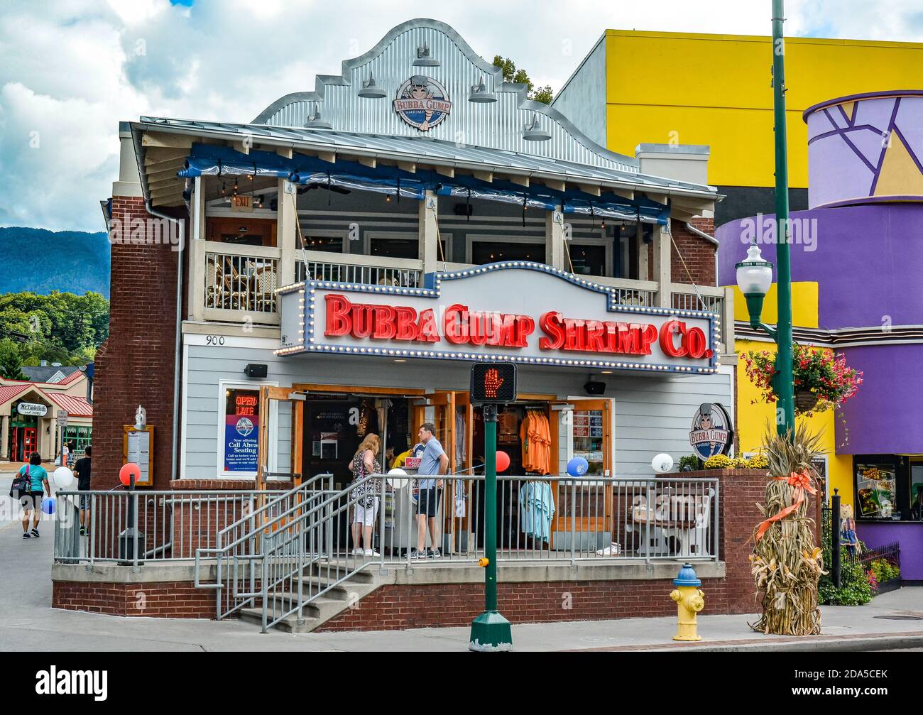 Persone all'ingresso del popolare Bubba Gump Shrimp Co, una catena di frutti di mare per famiglie, a Gatlinburg, TN, nelle montagne fumose, Foto Stock