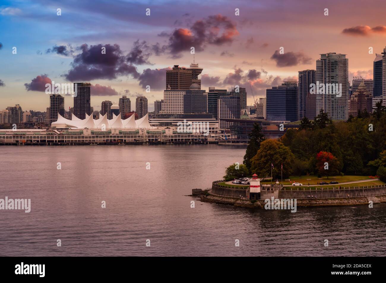 Faro di Brockton Point a Stanley Park con centro di Vancouver Foto Stock