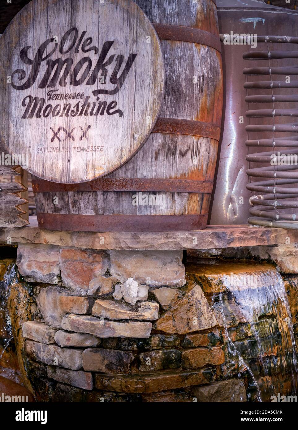 Un barile di quercia all'aperto e una pubblicità esposta su una cascata di acqua presso la distilleria Ole Smoky Tennessee Moonshine, Gatlinburg, TN Foto Stock