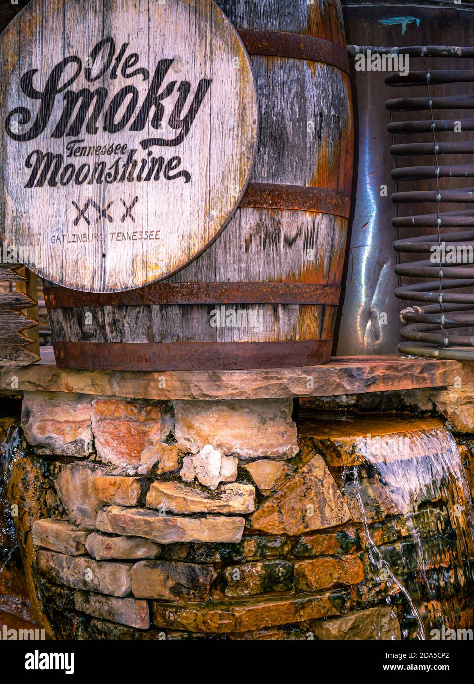 Un barile di quercia all'aperto e una pubblicità esposta su una cascata di acqua presso la distilleria Ole Smoky Tennessee Moonshine, Gatlinburg, TN Foto Stock