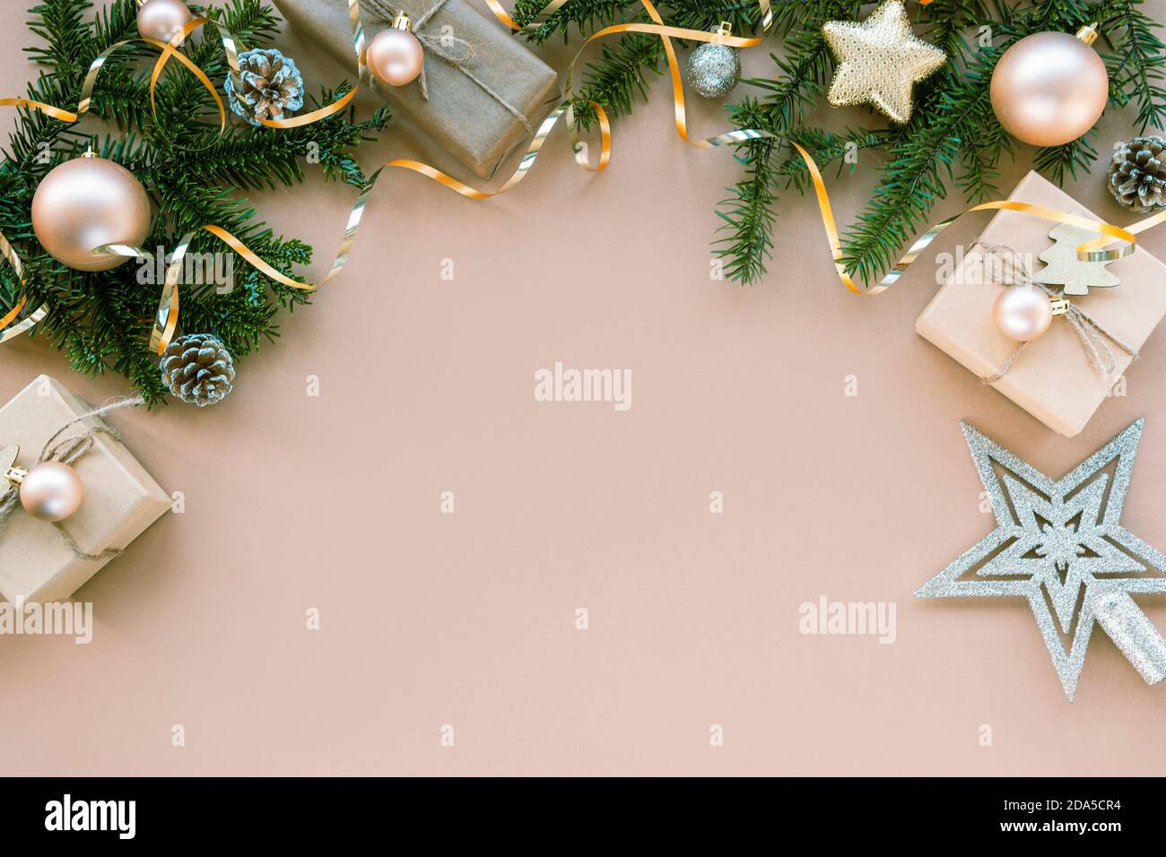 Natale sfondo festivo con rami di abete, regali in scatole, baubles e giocattoli. Vista dall'alto, disposizione piatta, spazio per la copia Foto Stock