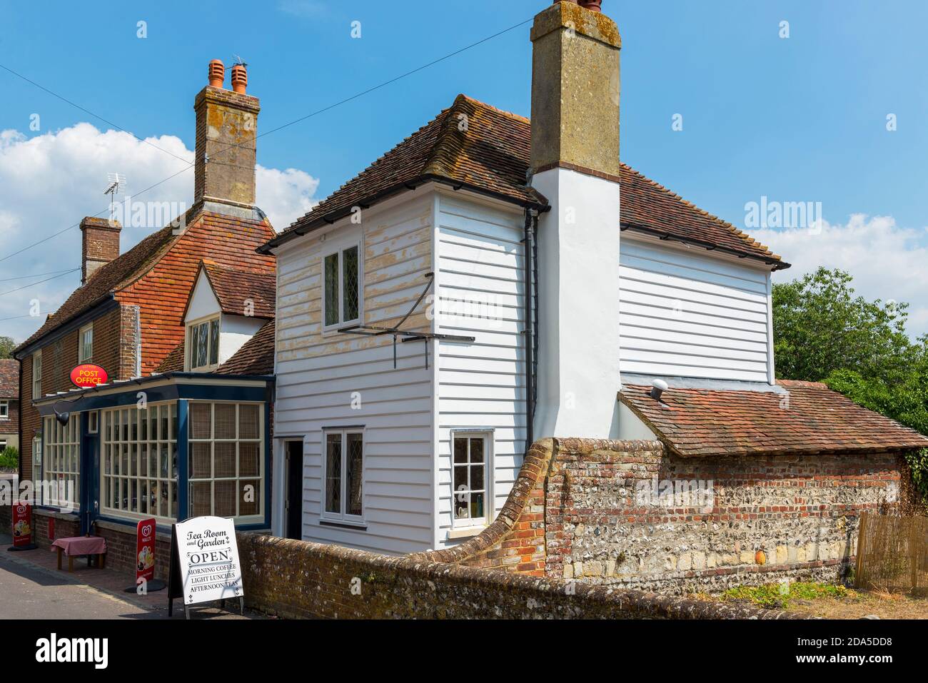 Il General Store e l'Ufficio postale e la Sala del tè nel villaggio di Glynde, Sussex orientale, Inghilterra Foto Stock