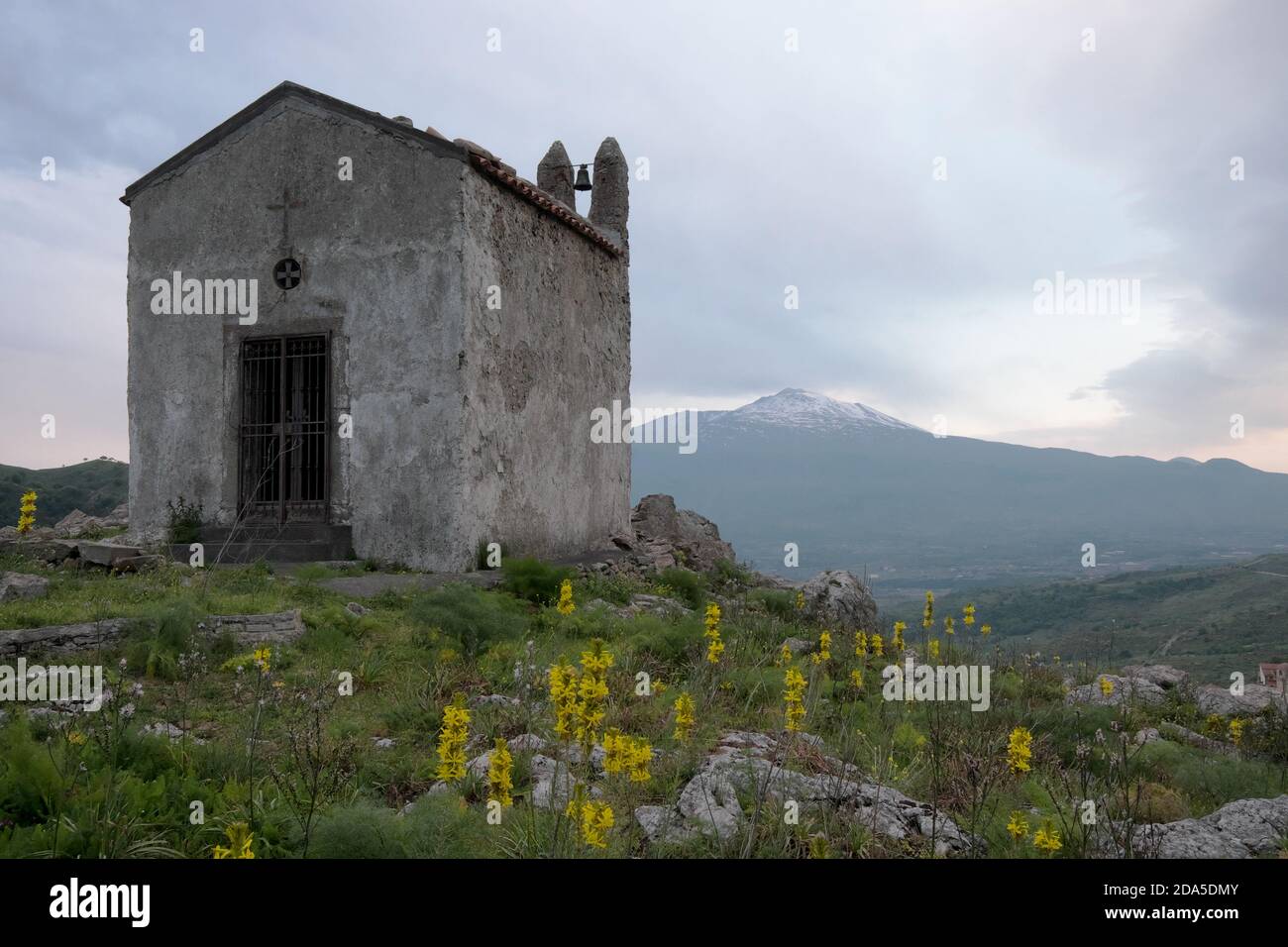 Calvario Chuch sullo sfondo Vulcano Etna, Sicilia Foto Stock