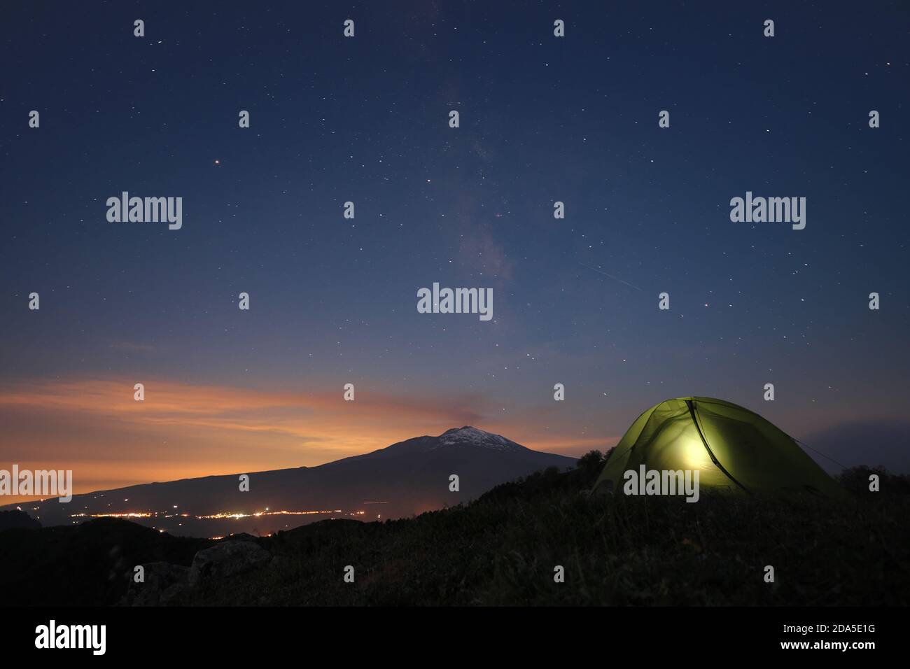Notte stellata sull'Etna e tenda luminosa, Sicilia Foto Stock