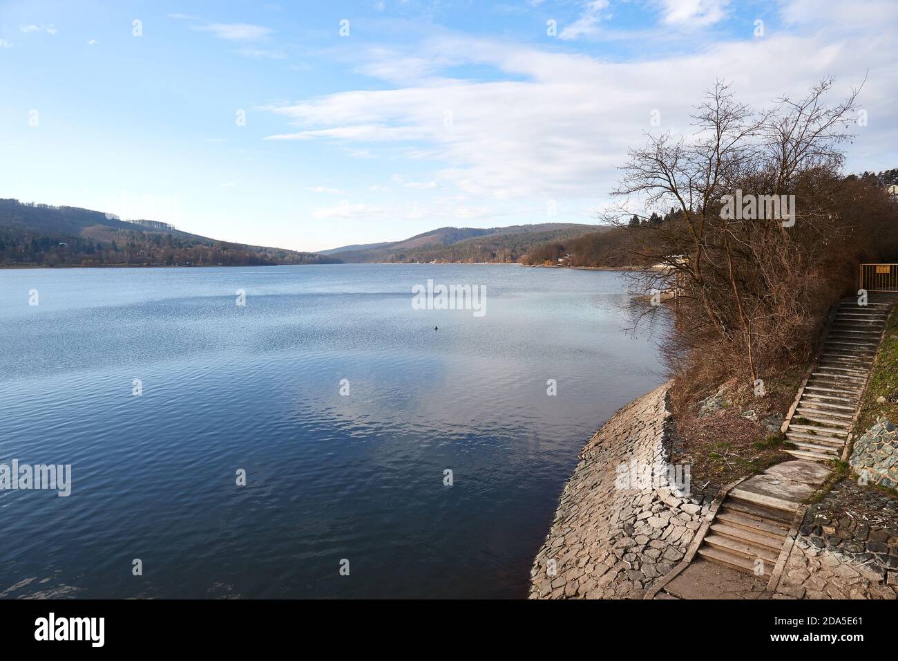 Increspatura della superficie del lago d'acqua vicino alla diga di Brno Foto Stock