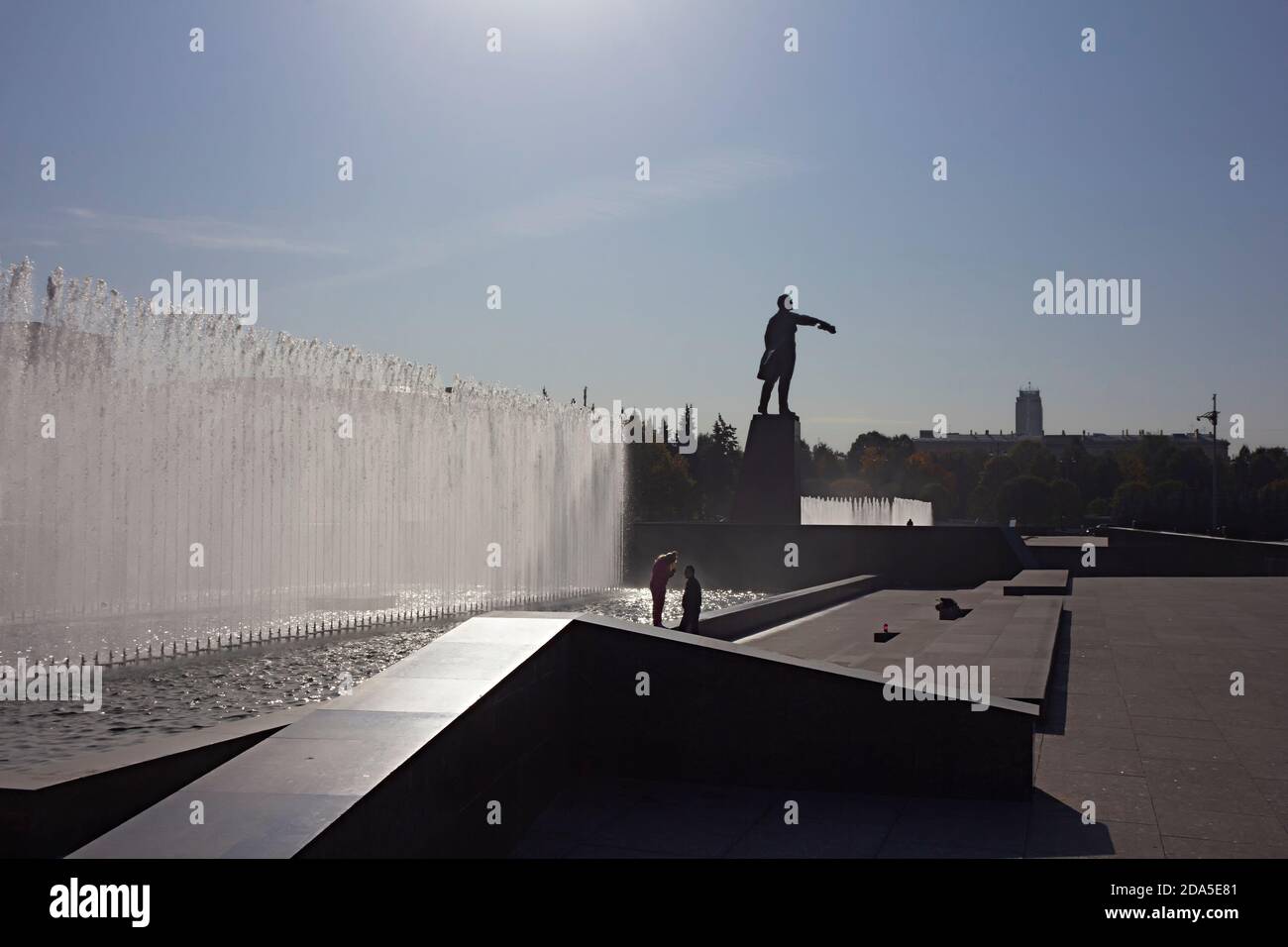 San Pietroburgo, Russia, 02 ottobre 2020. L'insieme architettonico di Piazza Moskovskaya: La Casa dei Soviet (stile impero Stalin), fontane della città Foto Stock