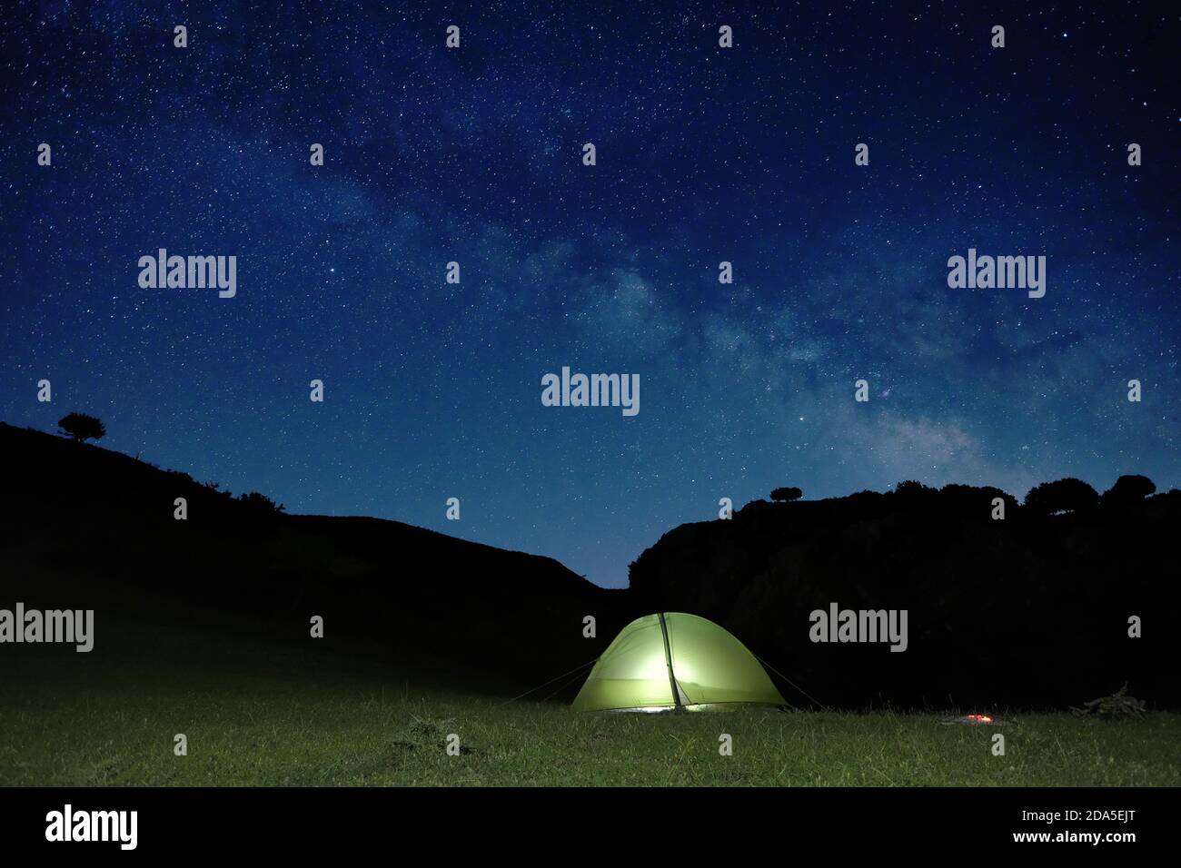 Notte stellata su tenda di illuminazione nel Parco dei Nebrodi, Sicilia Foto Stock