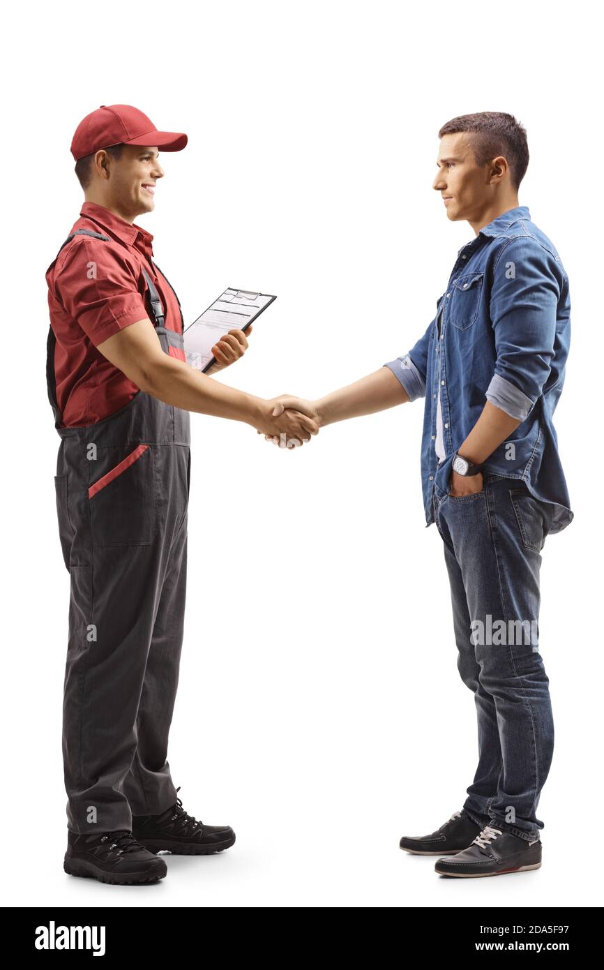 Foto di profilo a lunghezza intera di un giovane uomo che scuote la mano con un appaltatore isolato su sfondo bianco Foto Stock