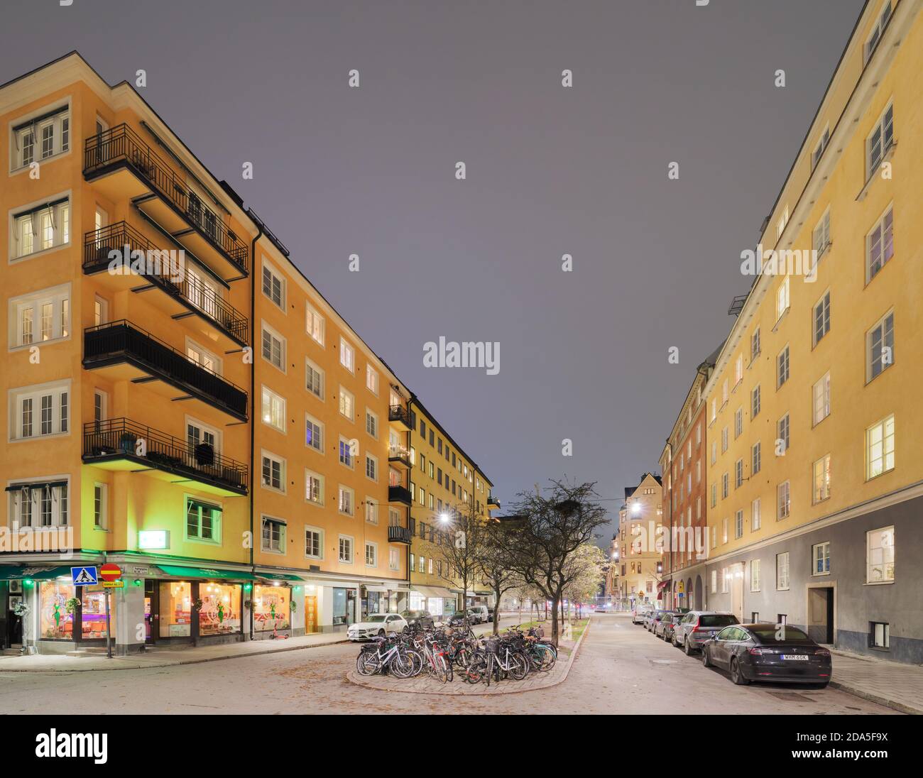 Ynglingagatan a Vasastaden, Stoccolma, di notte Foto Stock