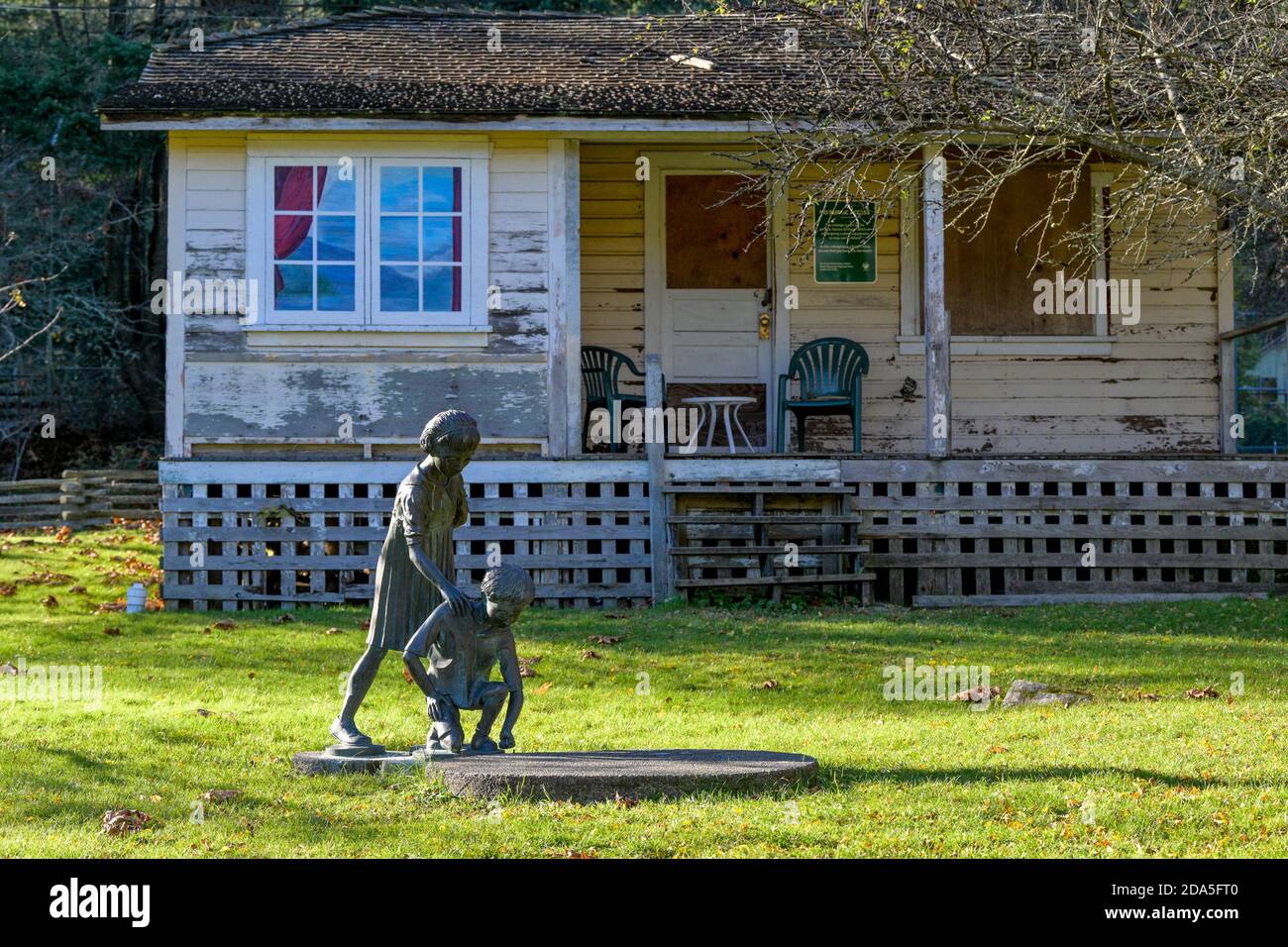 Scultura di bambini che giocano, Davies Heritage Orchard, Crippen Regional Park, Bowen Island, British Columbia, Canada Foto Stock