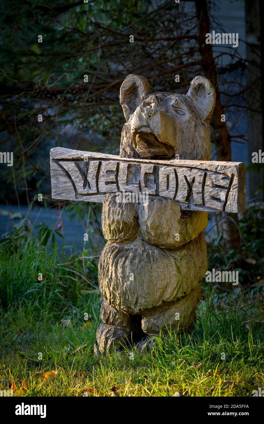 Orso intagliato, cartello di benvenuto, Bowen Island, British Columbia, Canada Foto Stock