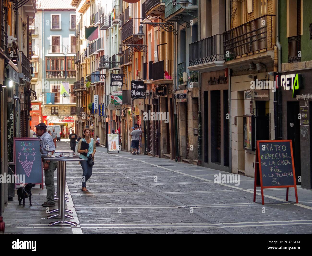 Poche persone sono fuori in via Estafeta (Calle de la Estafeta) durante la siesta - Pamplona, Navarra, Spagna Foto Stock