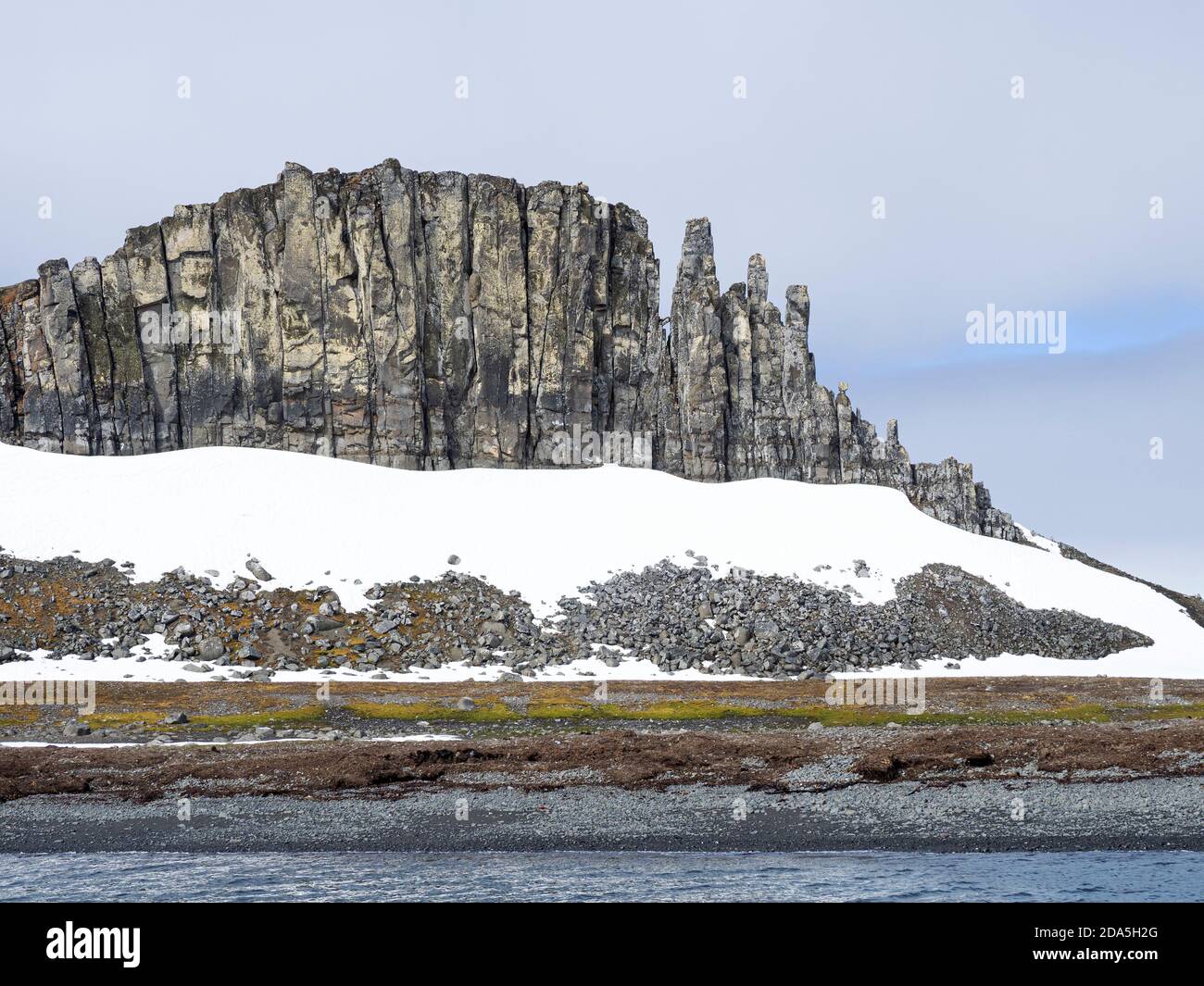 Scogliere basaltiche di Barrientos Island, Isole Shetland del Sud, Antartide. Foto Stock