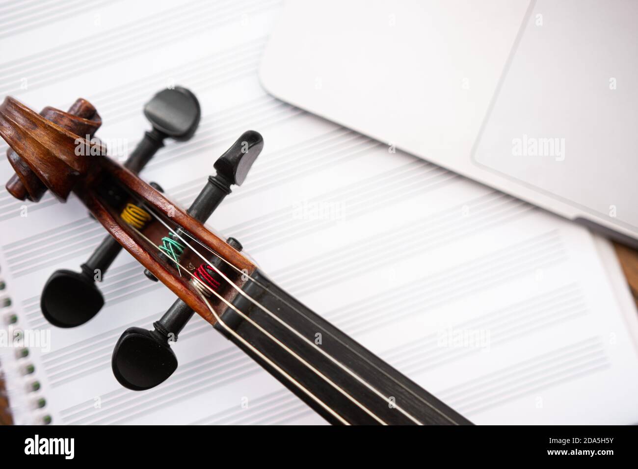 Violino, carta del personale e computer portatile per la classe di composizione musicale Foto Stock