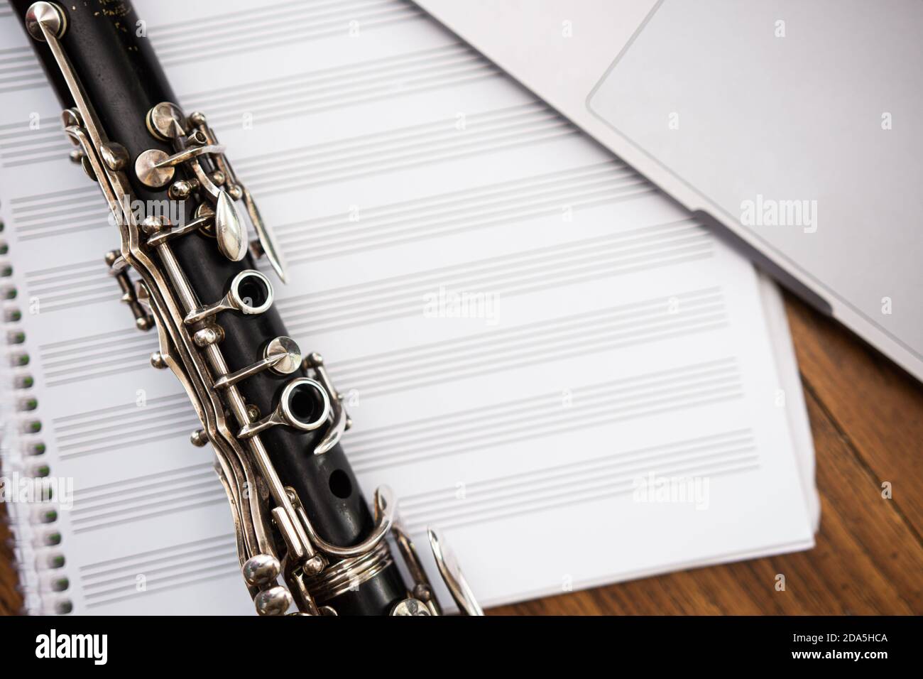 Clarinetto, carta del personale e computer portatile per la classe di composizione musicale Foto Stock