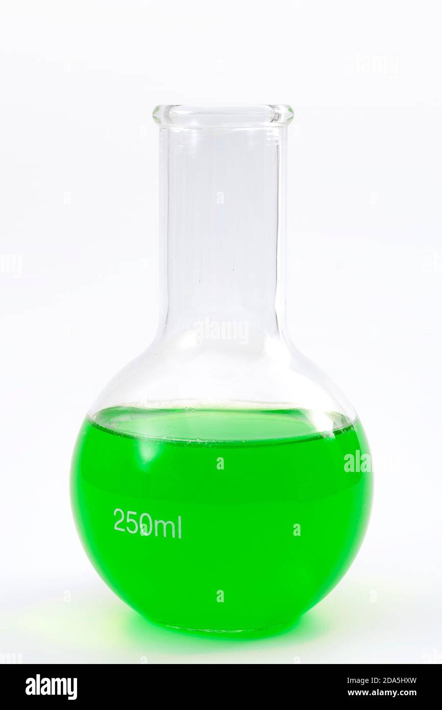 Vetreria da laboratorio, esperimento scientifico e laboratorio chimico idea concettuale con matraccio a fondo tondo contenente liquido verde isolato su fondo bianco Foto Stock