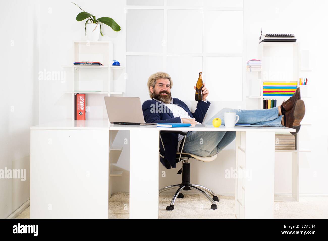 Uomo manager uomo d'affari ha lavorato con successo e alla fine della giornata, bevande birra. Concetto di problema di dipendenza da alcol. Foto Stock
