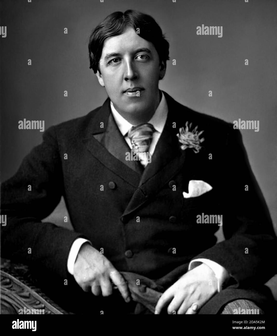 1899, Londra , GRAN BRETAGNA : il celebre scrittore e drammaturgo irlandese OSCAR WILDE ( 1854 - 1900 ). Foto di W. & D. Downey , Londra .- SCRITTORE - LETTERATURA - LETTERATURA - POETA - POETA - POESIA - DRAMMATURGO - playwriter - play-writer - TEATRO - TEATRO - TEATRO - POESIA - DANDY - GAY - OMOSESSUALITÀ - OMOSESSUALE - omosessuale - omosessualità - LGBT - illustrazione - illustrazione - TEATRO - TEATRO - TEATRO - DANDY - cravatta - GAROFANO VERDE all'occhiello - GAROFANO VERDE - cravatta - RITRATTO - ritratto - ritratto --- Archivio GBB Foto Stock