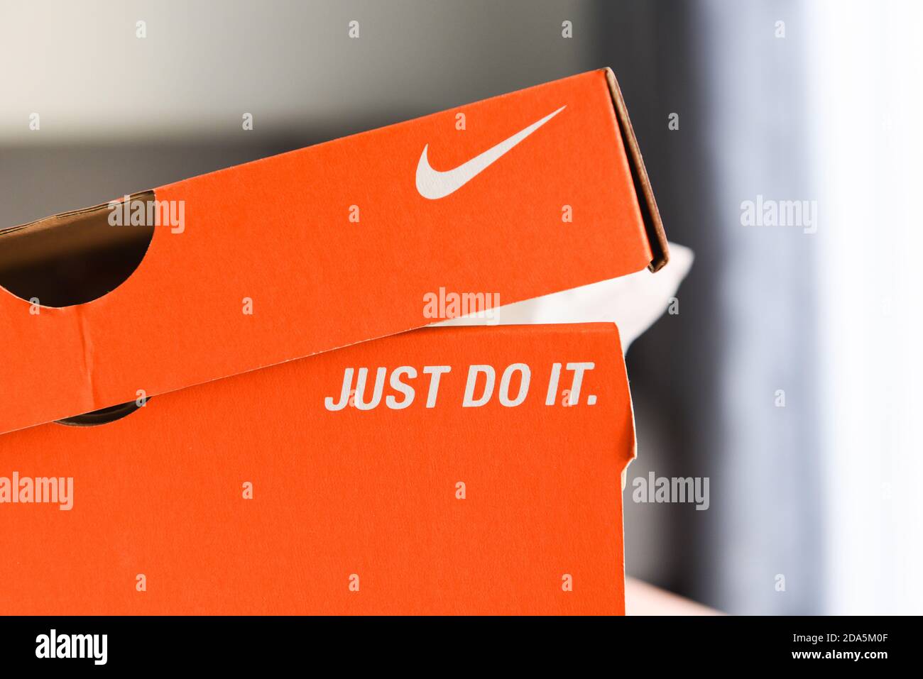 Confezione di scarpe da running Nike con Just Do IT e logo nike sulla  scatola arancione nel negozio: Bangkok Thailandia 4 novembre 2020 Foto  stock - Alamy