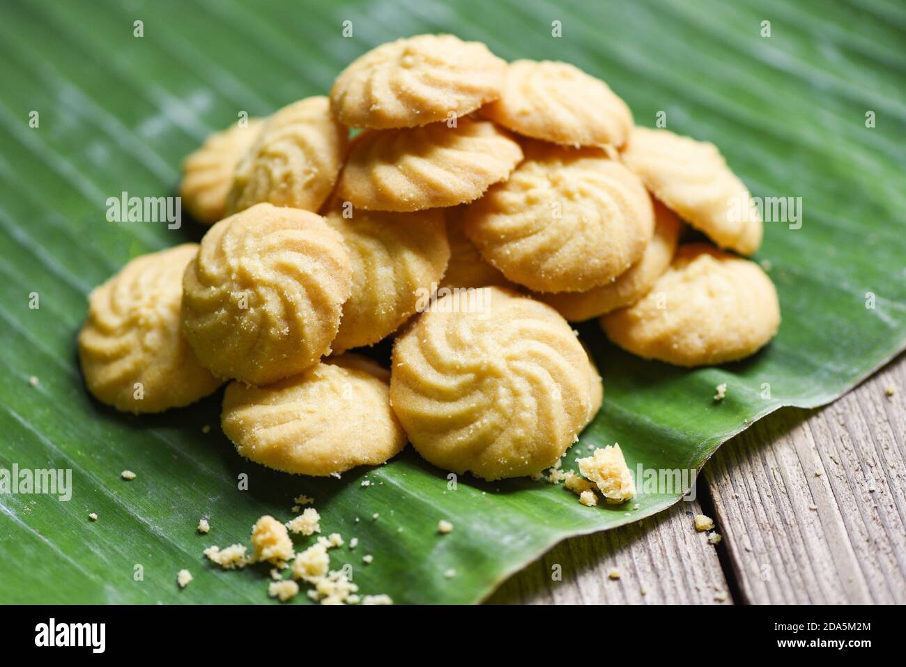 breakfast cookies vanilla on banana leaf and wooden background, mini cookies biscuits Foto Stock