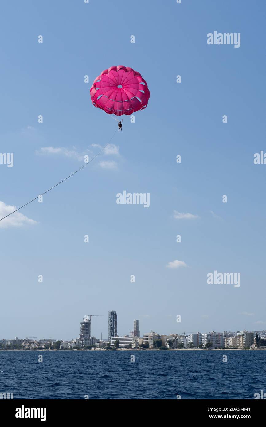 Attività di parasailing sport acquatici a Limassol, Cipro. Foto Stock