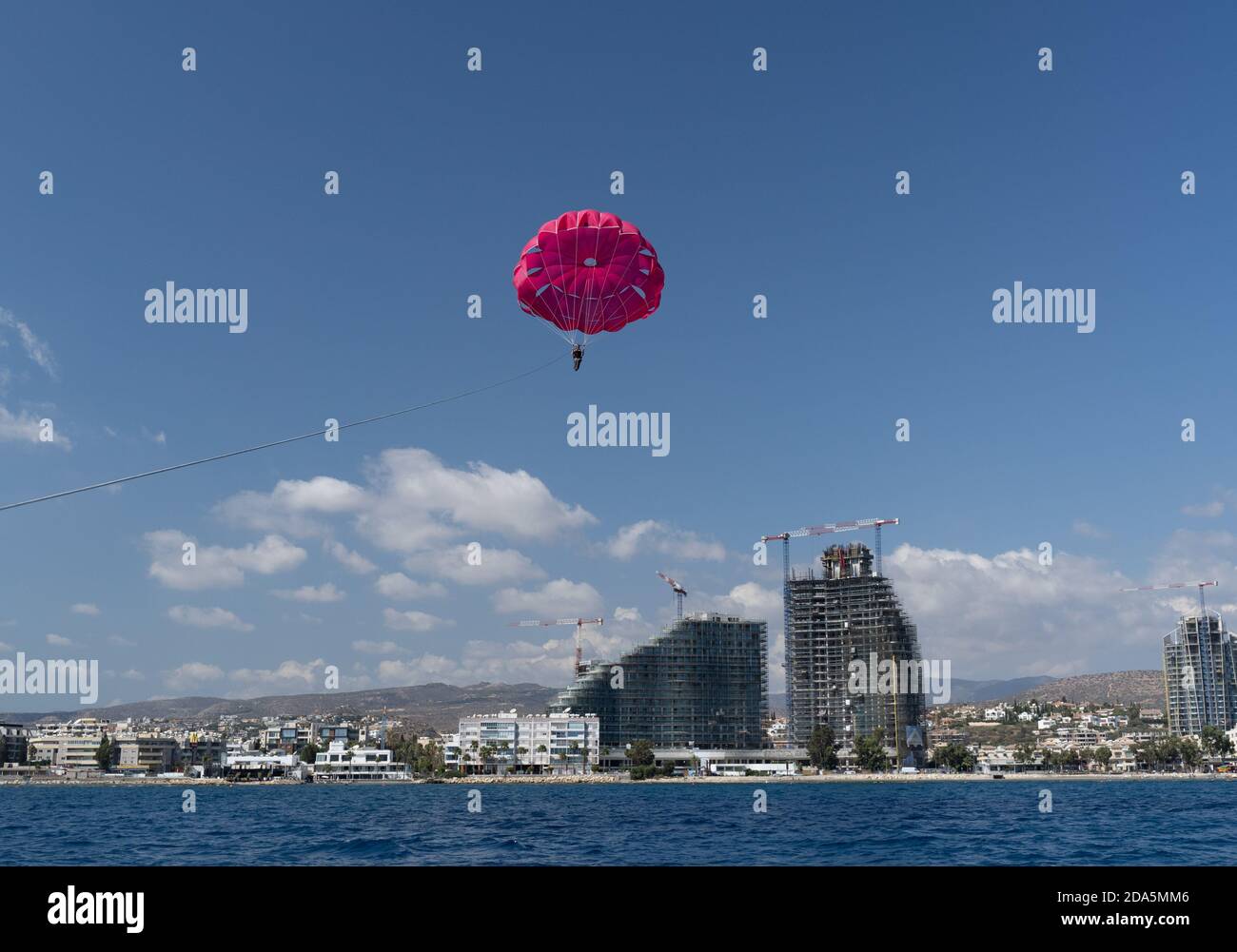 Attività di parasailing sport acquatici a Limassol, Cipro. Foto Stock