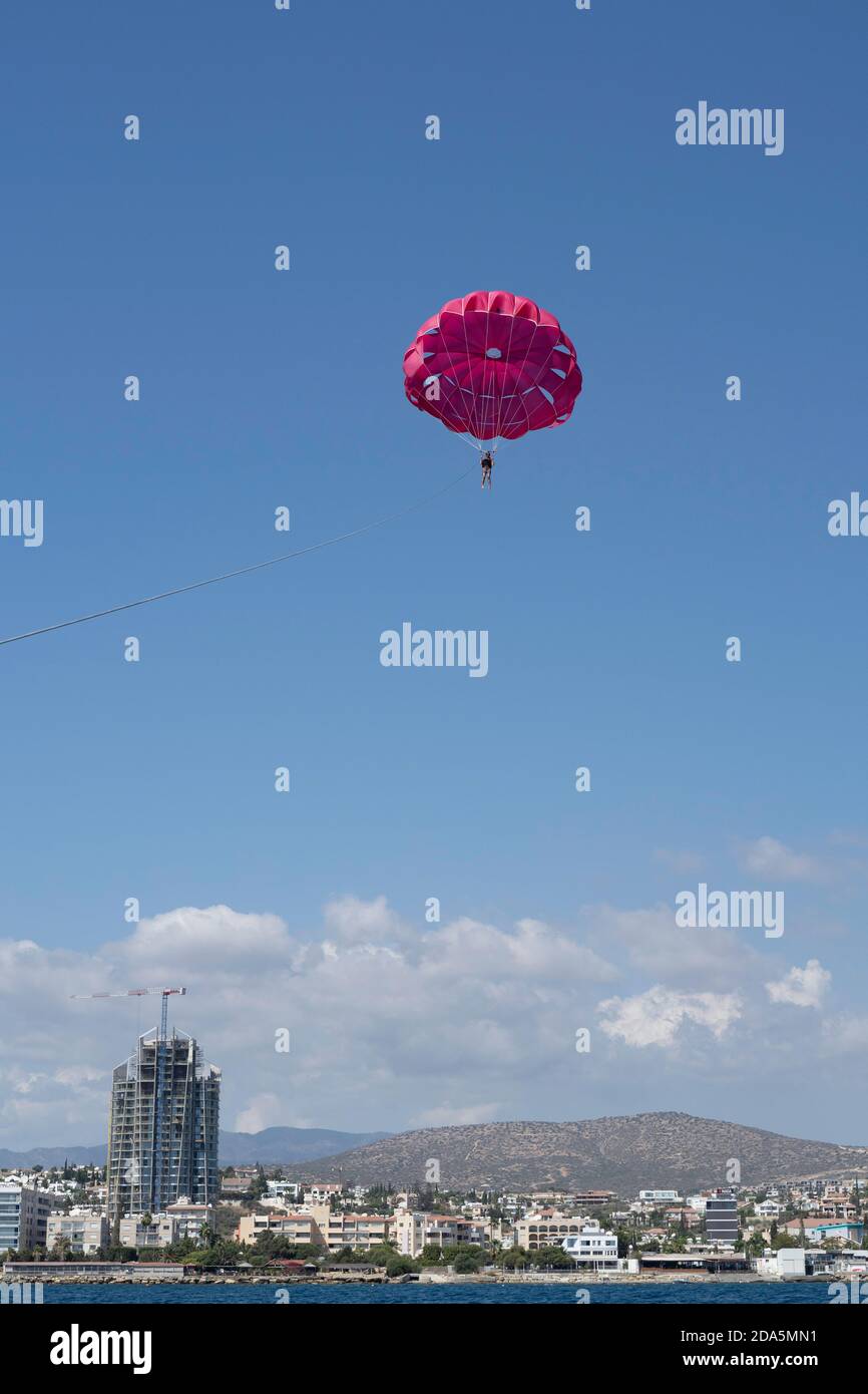Attività di parasailing sport acquatici a Limassol, Cipro. Foto Stock