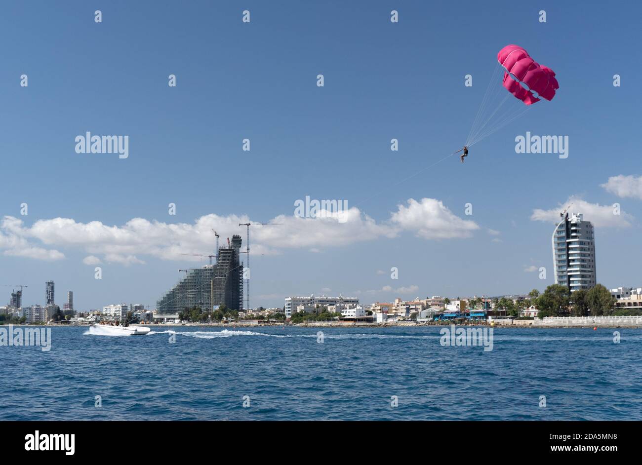 Attività di parasailing sport acquatici a Limassol, Cipro. Foto Stock