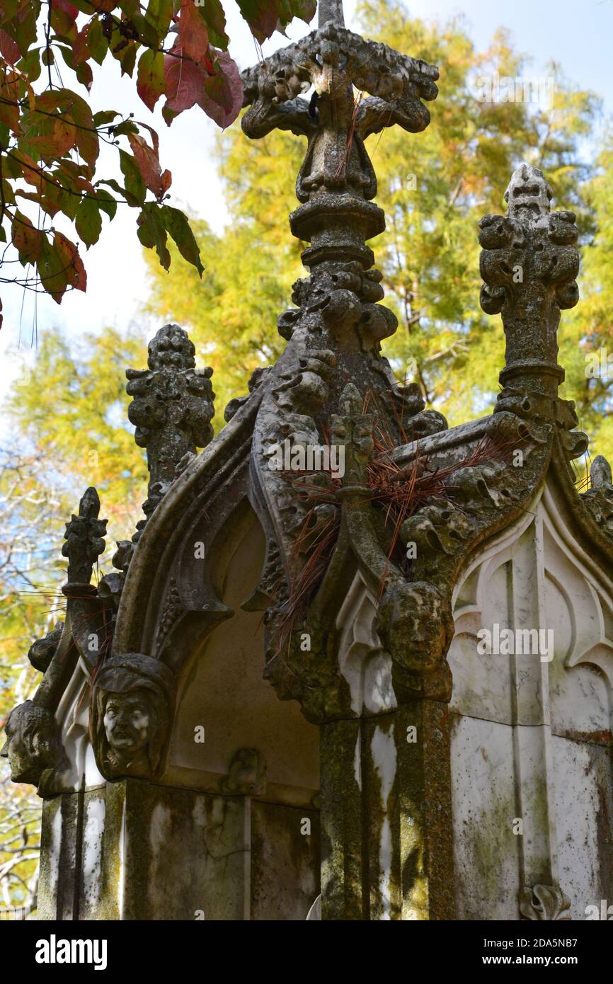 Un marcatore sepolcrale ornato con intemperie ad una moglie departita nel cimitero di St. Paul a Edenton, Carolina del Nord. Foto Stock
