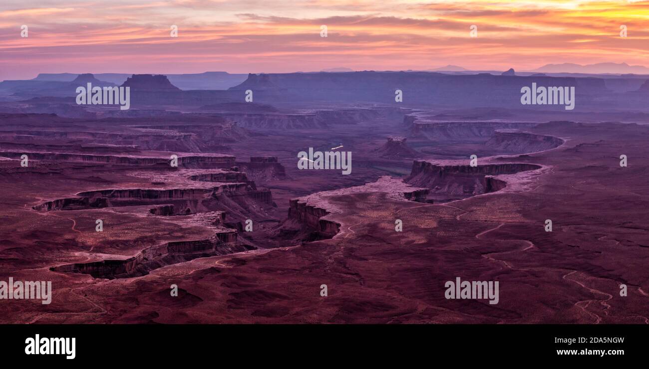 Un vivace tramonto sul White Rim catturato dal Green River Overlook nel Canyonlands National Park, Utah. Foto Stock