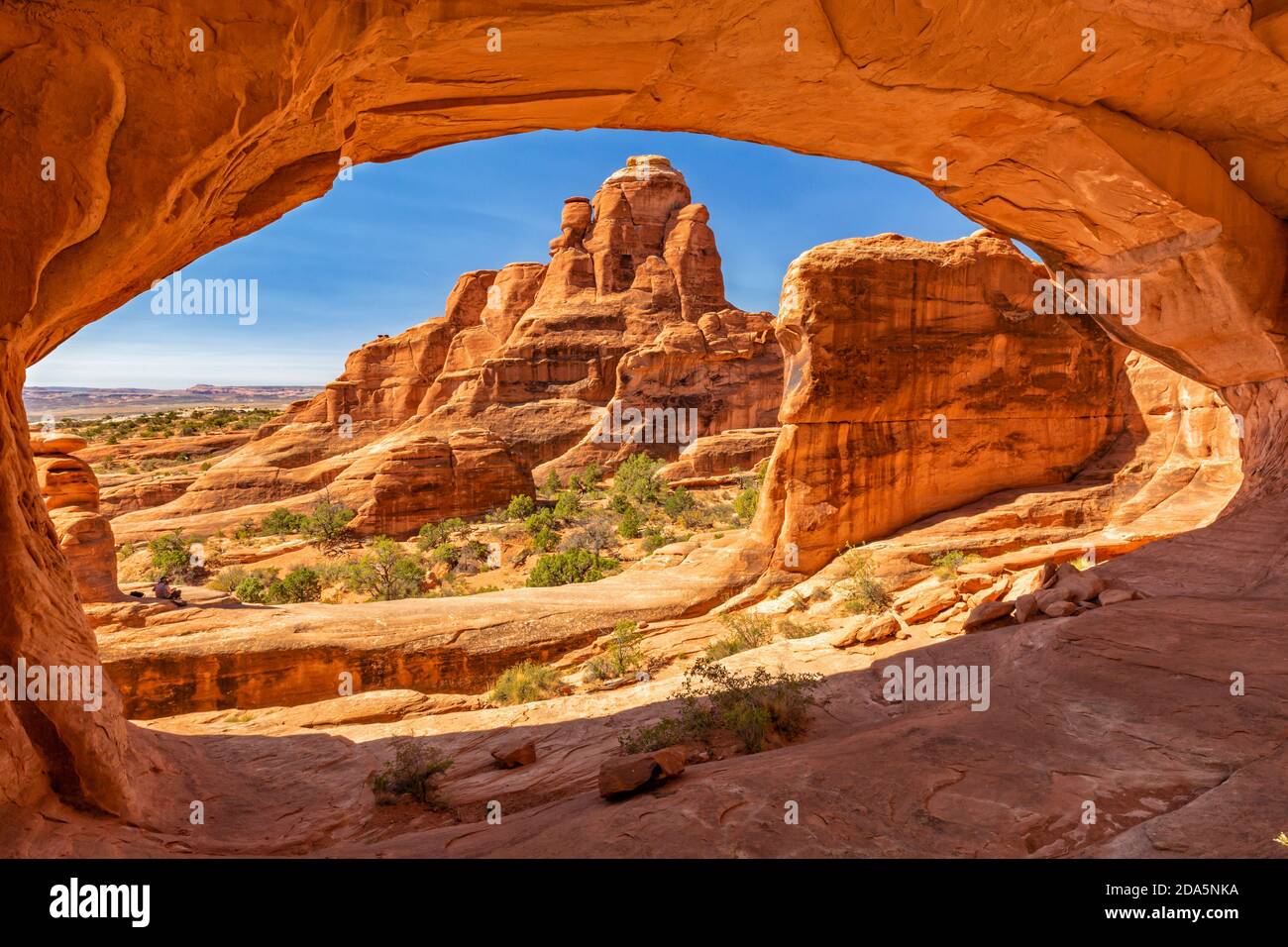 Guardando attraverso il Tower Arch nell'area Klondike Blufs del Parco Nazionale di Arches, Utah. Foto Stock