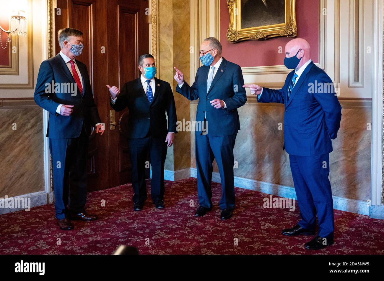 Il senatore statunitense Chuck Schumer (D-NY) parla con i nuovi senatori democratici, John Hickenlooper (D-CO), ben Ray Lujan (D-NM) e Mark Kelly (D-AZ). Foto Stock