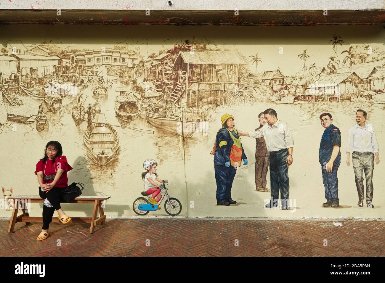 Un murale a Ong Ang Walking Street di Klong Ong Ang, Chinatown / Phahurat, Bangkok, Thailandia, raffigurante funzionari della città ringraziando un pulitore di strada Foto Stock