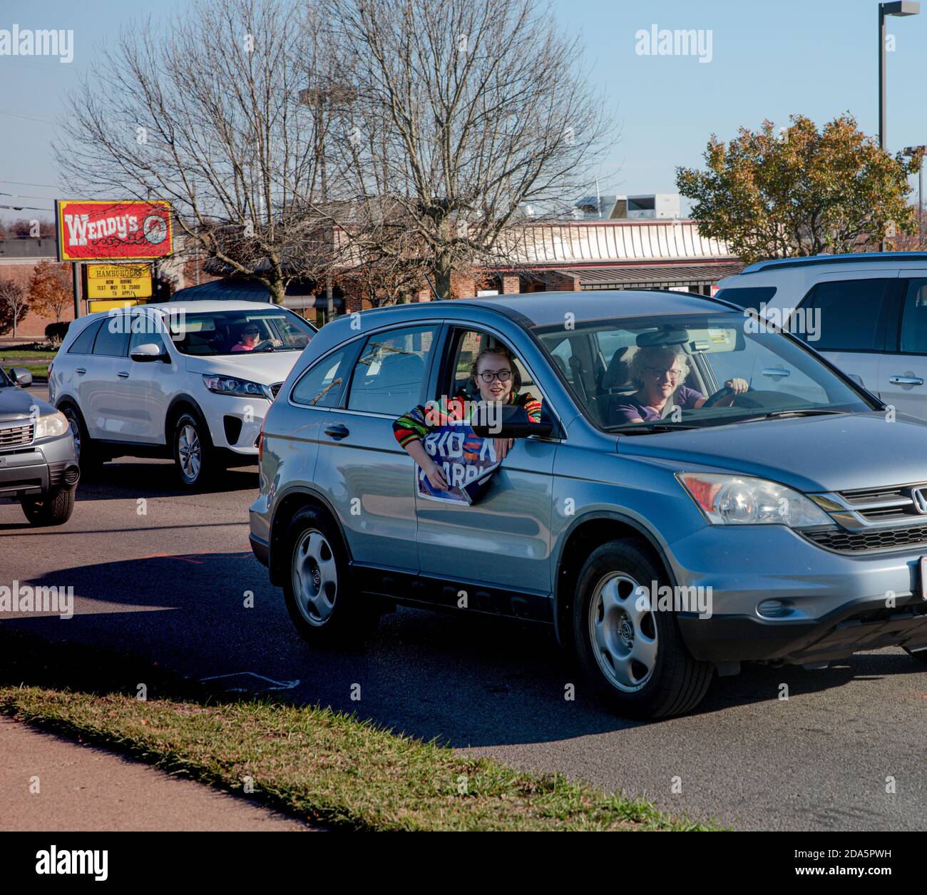 L'8 novembre 2020, il giorno dopo che il candidato democratico Joseph R. Biden è stato eletto 46° presidente degli Stati Uniti d'America, i suoi sostenitori e volontari locali nella contea di Montgomery, Ohio, sono scesi per le strade per festeggiare. Il pomeriggio dell'8 novembre, i sostenitori del biglietto Biden/Harris si sono incontrati in una località, Delco Park a Kettering, Ohio, e hanno creato cartelli per la vittoria fatti in casa, e hanno decorato le loro auto con streamer, striscioni, cartelli per cantiere, T-shirt, bandiere e molto altro. Intenzionato a partire dal primo marzo attraverso il parco e su un marciapiede di fronte a una zona trafficata, il gruppo tornò a piedi Foto Stock