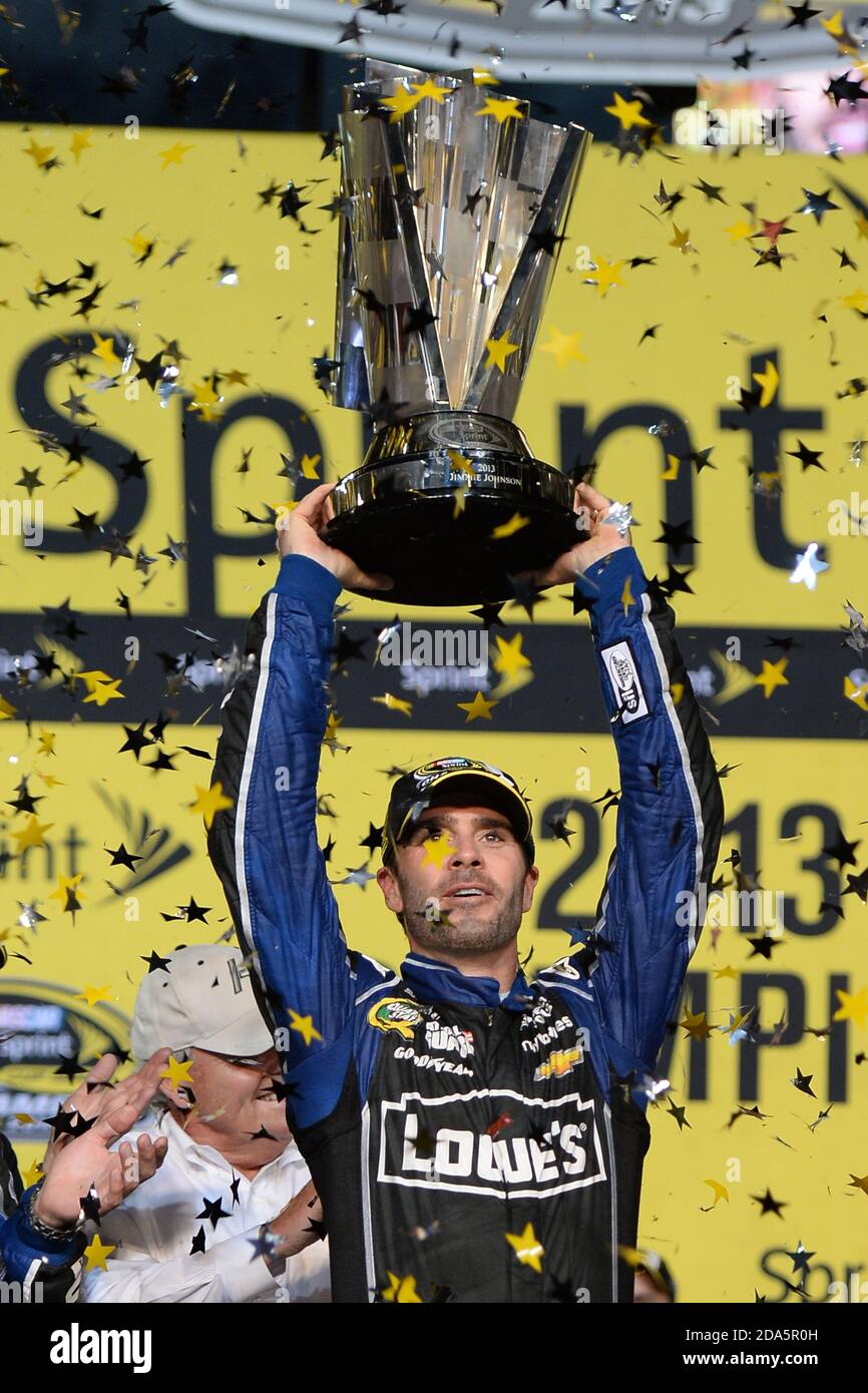 Homestead, Stati Uniti d'America. 17 Nov 2013. HOMESTEAD, FL - NOVEMBRE 17: Jimmy Johnson, pilota della Chevrolet n. 48 Lowe/Kobalt Tools, festeggia con sua moglie Chandra e la figlia Genevieve in Champions Victory Lane dopo aver vinto il campionato di serie in seguito alla NASCAR Sprint Cup Series Ford EcoBoost 400 presso l'Homestead-Miami Speedway il 17 novembre 2013 a Homestead, Florida, persone: Jimmie Johnson Chandra Johnson Genevieve Johnson Credit: Storms Media Group/Alamy Live News Foto Stock