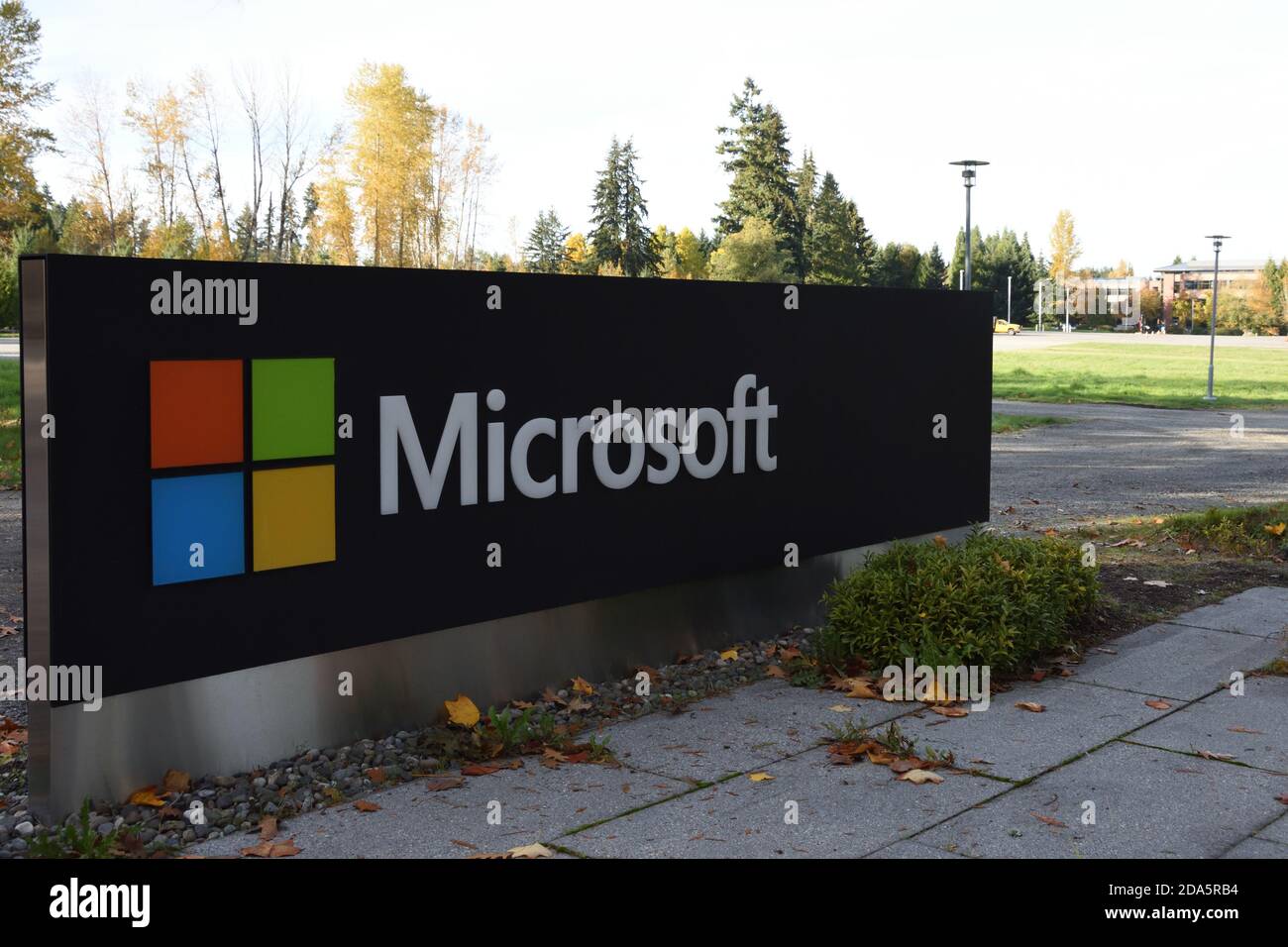 Grande insegna Microsoft sulla strada accanto al campus della sede centrale di Redwest a Redmond, Washington, USA. Spazio di copia. Foto Stock