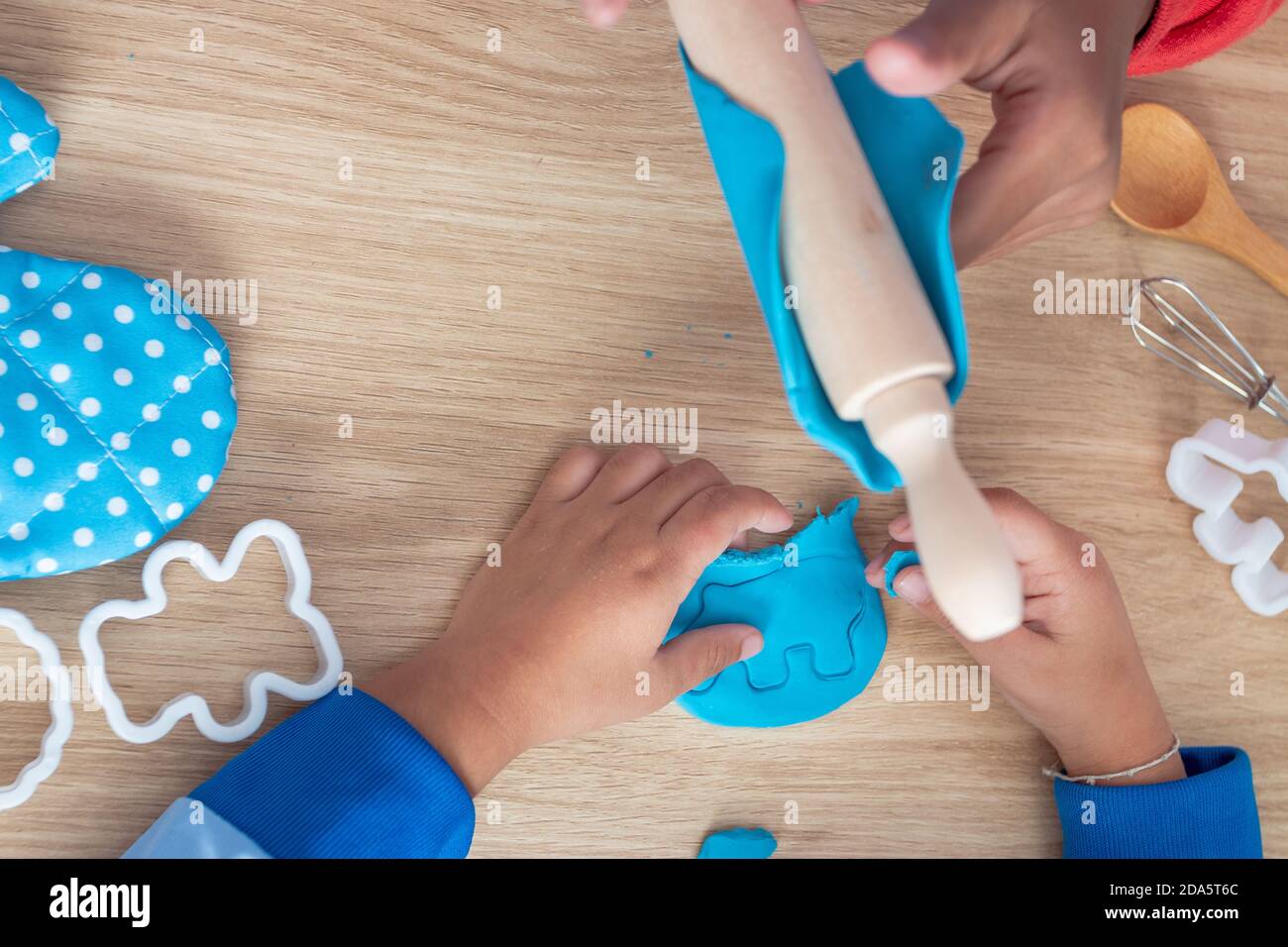 Le mani dei bambini e i giocattoli di simulazione della cucina nel bancone della cucina Foto Stock