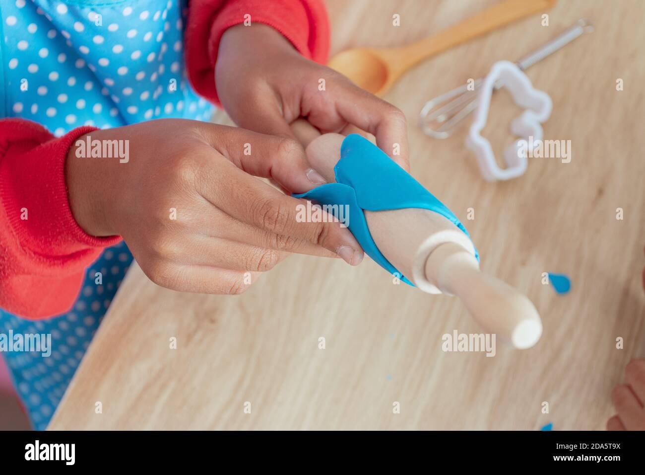 Le mani dei bambini e i giocattoli di simulazione della cucina nel bancone della cucina Foto Stock