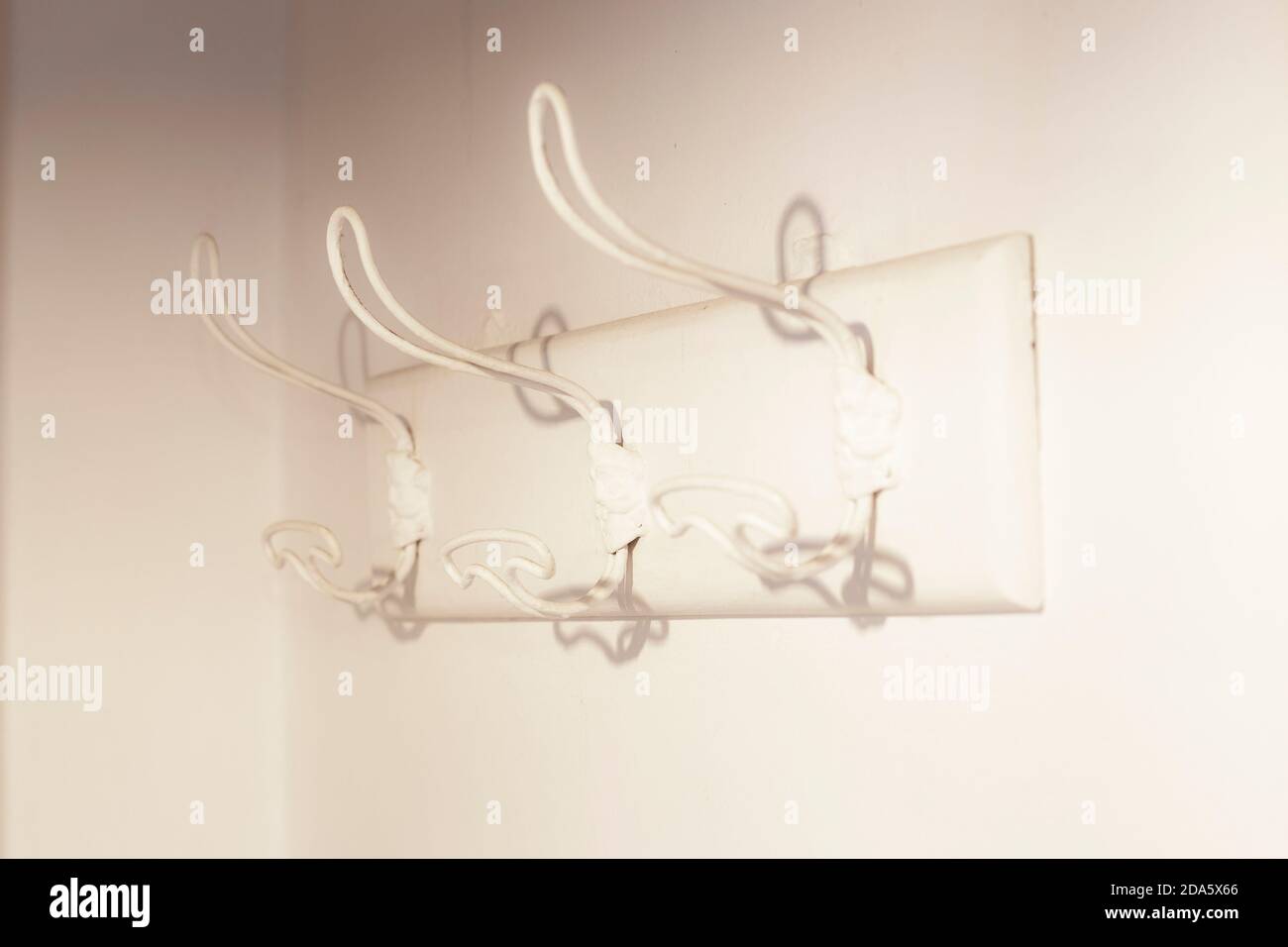 Portabiti in metallo antico verniciato balco dello stesso colore parete Foto Stock