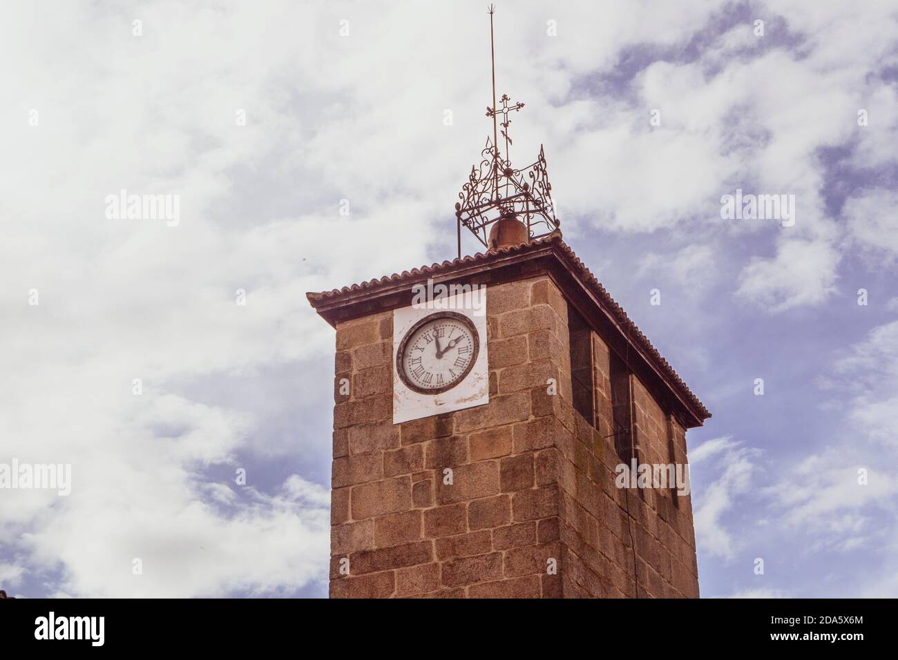 Torre dell'Orologio della chiesa di Santiago con le nuvole sullo sfondo a Allariz, Ourense, Spagna Foto Stock