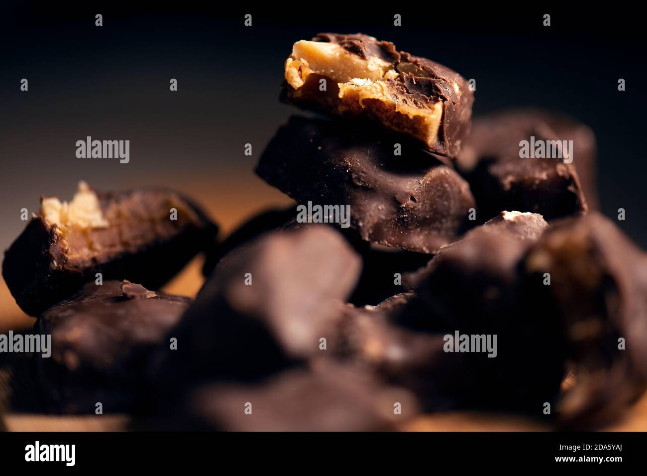 Piccoli pezzi di arachidi e caramello grappolo fudge, sfondo dessert. Foto Stock