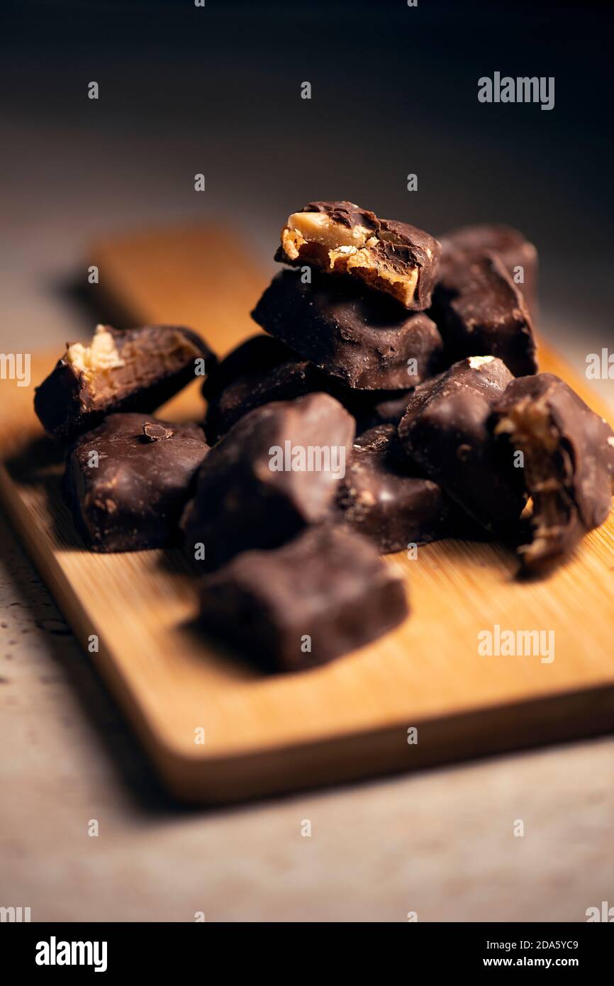 Piccoli pezzi di arachidi e caramello grappolo fudge, sfondo dessert. Foto Stock