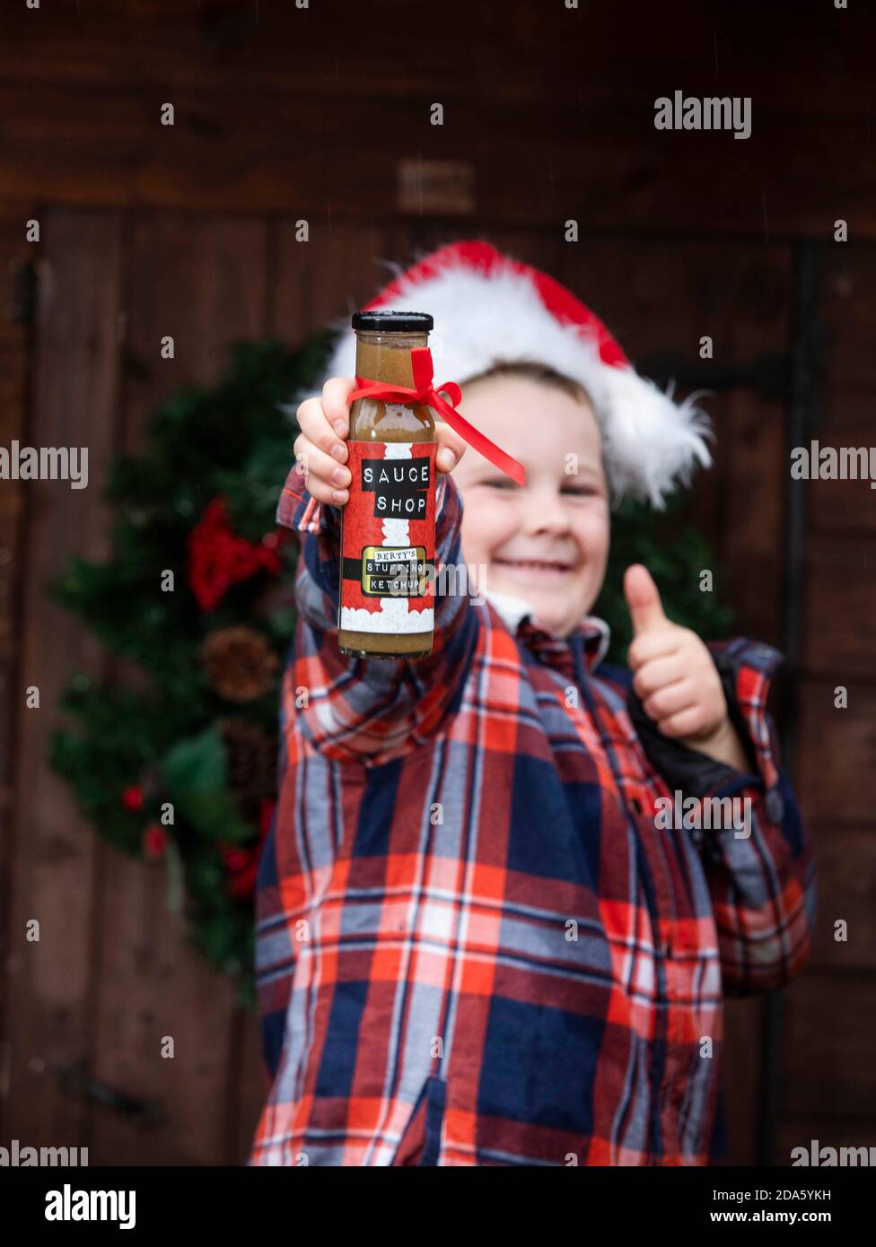 USO EDITORIALE SOLO Berty (7 anni) di Derby con una bottiglia di 'Berty's stuffing Ketchup', viene annunciato come il vincitore della ricerca di Amazon e Sauce Shop a livello nazionale per trovare il loro prossimo sapore di Natale, che sarà venduto esclusivamente con il rivenditore online da oggi. Foto Stock