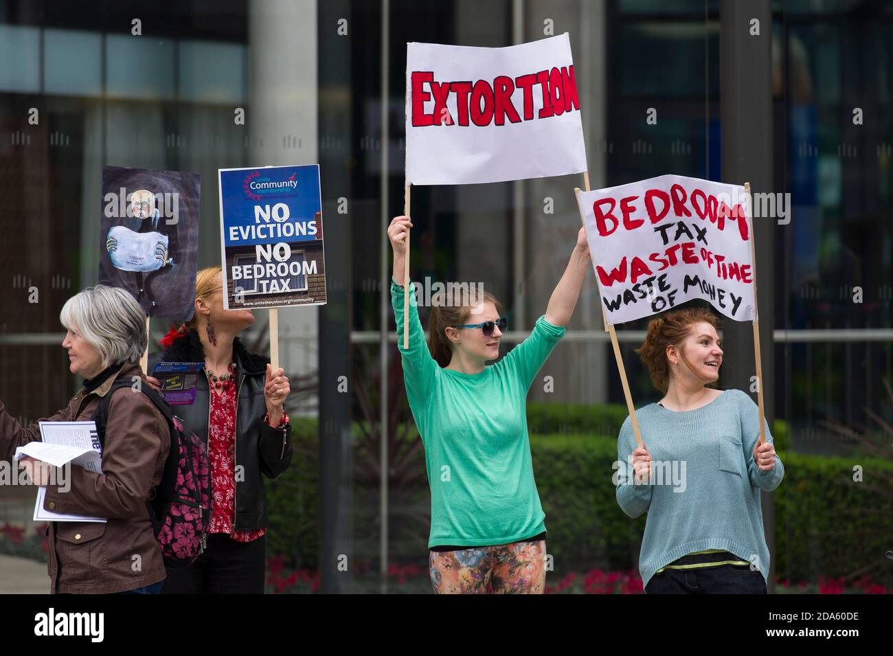 Protesta per il primo anniversario della "Camera da Letto", fuori da un Hyde Park, una delle più costose residenze di Londra. Il Welfare Reform Act del 2012, entrato in vigore il 1° aprile 2013, prevedeva modifiche alle norme in materia di benefici per gli alloggi. Questi cambiamenti includono una 'penalità di sotto occupazione' che riduce l'importo di beneficio pagato ai richiedenti se sono considerati avere troppo spazio vitale nella proprietà su cui stanno rivendicando il beneficio dell'alloggio, questi sono diventato conosciuto come 'tassa della Camera da Letto'. One Hyde Park, Knightsbridge, Londra, Regno Unito. 5 Apr 2014 Foto Stock