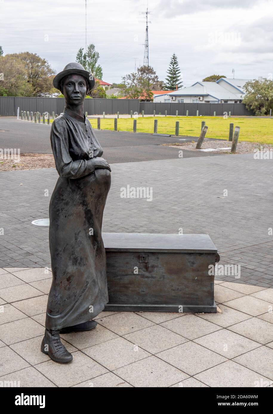 Statua in bronzo moglie di Whaler dello scultore Greg James su Queen Street Busselton Australia Occidentale. Foto Stock